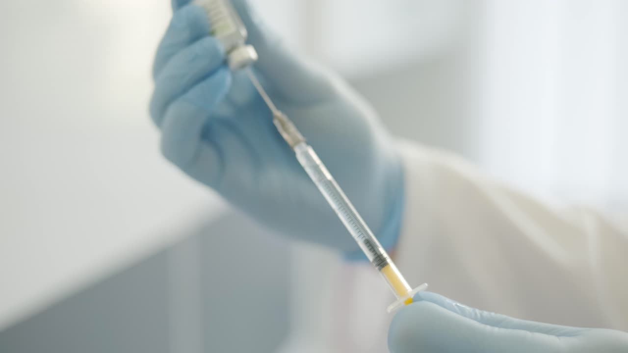 un médico que administra inyecciones de botulino a un paciente como tratamiento para el bruxismo y la espasticidad. el entorno clínico hace hincapié en la profesionalidad y la experiencia médica