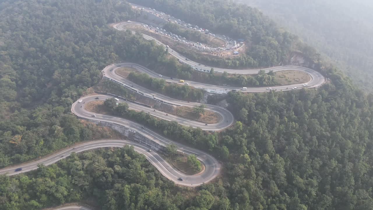vista aérea del valle de patratu, este hermoso lugar turístico a sólo 30 km de la ciudad de ranchi, india.