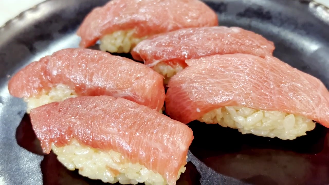 Cận cảnh sushi nigiri otoro cao cấp với cá ngừ vây xanh béo ngậy vân mỡ đẹp mắt, được chế biến chuyên nghiệp và trình bày theo phong cách Nhật Bản tinh tế