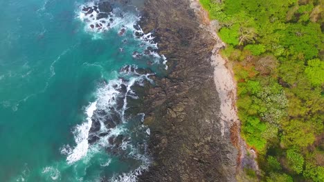 Drohne-Fliegt-über-Eine-Zerklüftete-Felsige-Küste-Am-Piedra-Point-In-Costa-Rica-Auf-Der-Halbinsel-Nicoya