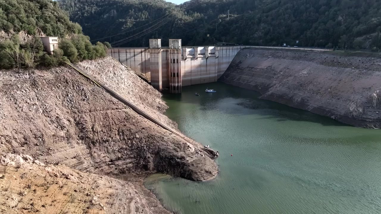 Oversigtsluftfoto af vandreservoir med ekstremt lav vandstand.