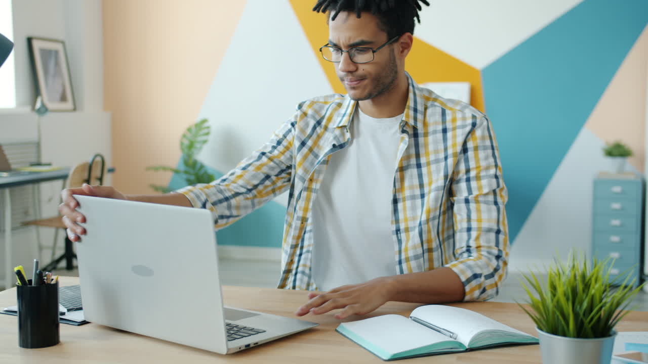 hombre trabajando en una computadora portátil en una oficina