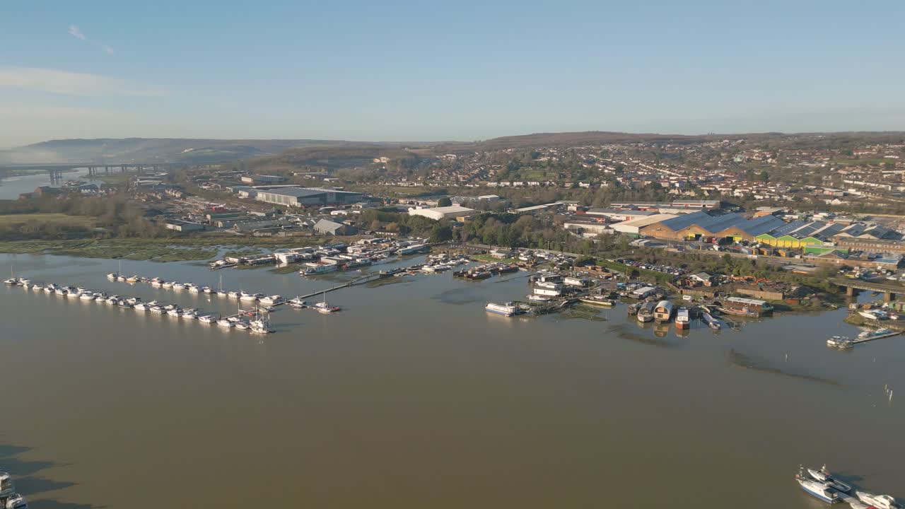 영국 로체스터의 메드웨이 강의 공기에서 파노라마 보기