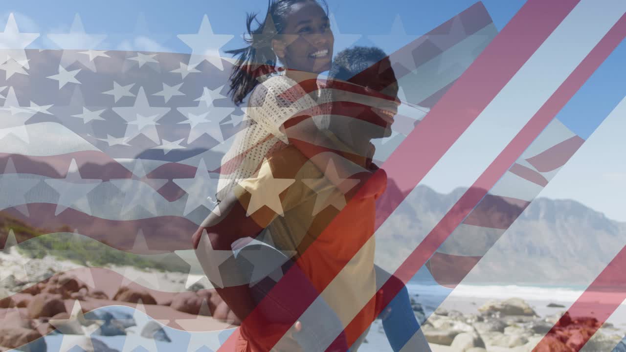 animación de la bandera estadounidense sobre una pareja diversa sonriente llevando en las montañas