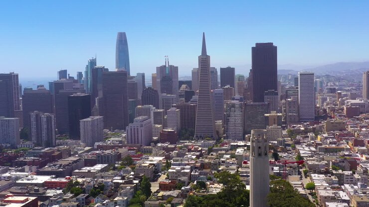 Vista aerea della Coit Tower e del quartiere finanziario dello skyline di San Francisco, drone che orbita intorno alla torre, di giorno