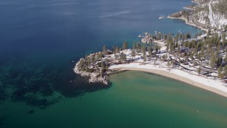 un dron de alto vuelo, 4k disparado sobre el lago tahoe, california, durante la temporada de invierno