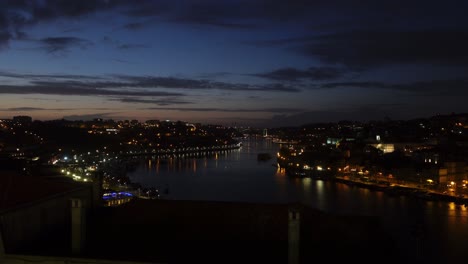 toma estática de una tarde con vistas a las luces de la ciudad de porto portugal y el río duero.