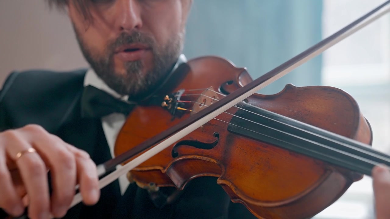 Primo piano di un musicista che suona il violino