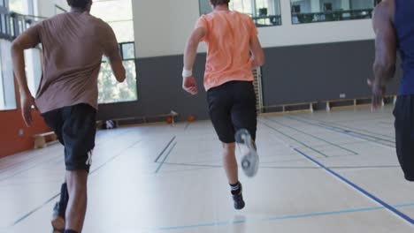 equipo de baloncesto masculino diverso y entrenador corriendo y usando ropa deportiva