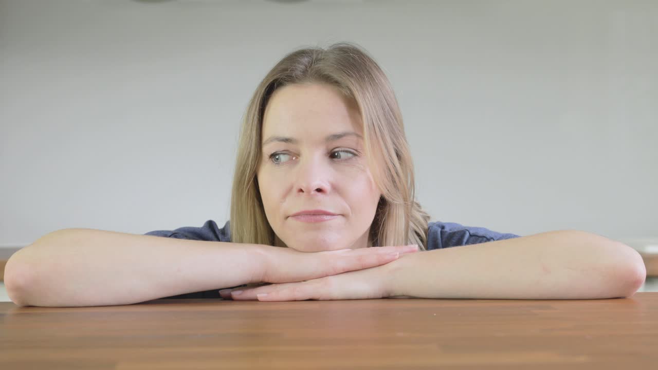 clip divertido de una mujer tentada por las donas rodando, frente a su cara