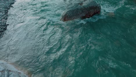 Niedriger-Luftflug-Entlang-Eines-Malerischen-Bergflusses-Mit-Frischem-Blauem-Wasser-In-Den-Bayerischen-österreichischen-Alpen-Bei-Sonnenschein,-Der-Ein-Flussbett-Entlang-Von-Bäumen,-Wäldern,-Felsen-Und-Gipfeln-Hinunterfließt