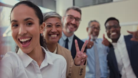 gente de negocios, sonrisa y signo de paz para la selfie