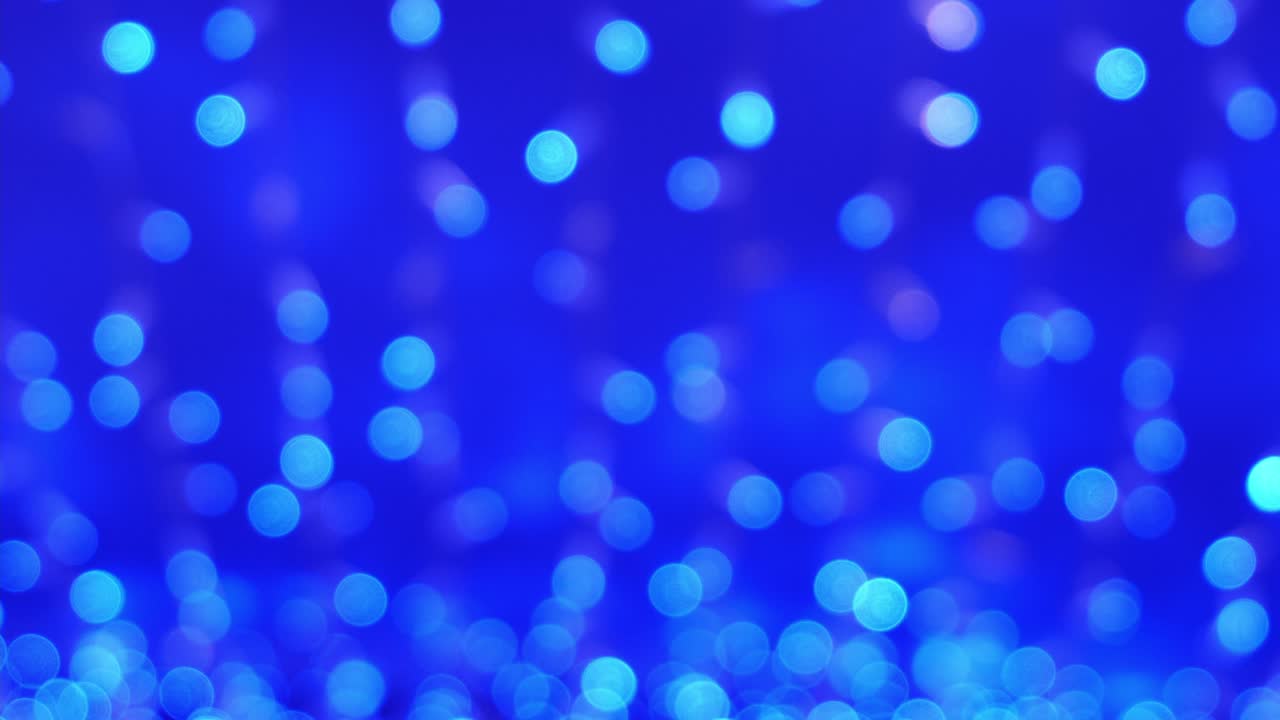 las luces azules borrosas en el fondo.