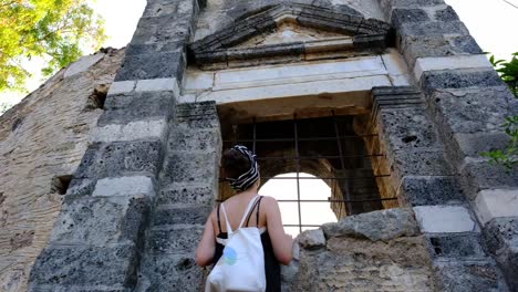 Tourist,-Mädchen,-Wandern,-Verlassenes-Dorf,-Erkundung,-Abenteuer,-Reisen,-Kajakfahren-In-Der-Türkei-Fethiye