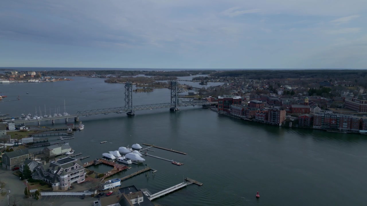 Drone orbita in senso orario, splendida vista aerea del ponte commemorativo della Prima Guerra Mondiale a sollevamento verticale sul fiume Piscataqua, con lo skyline di Portsmouth.