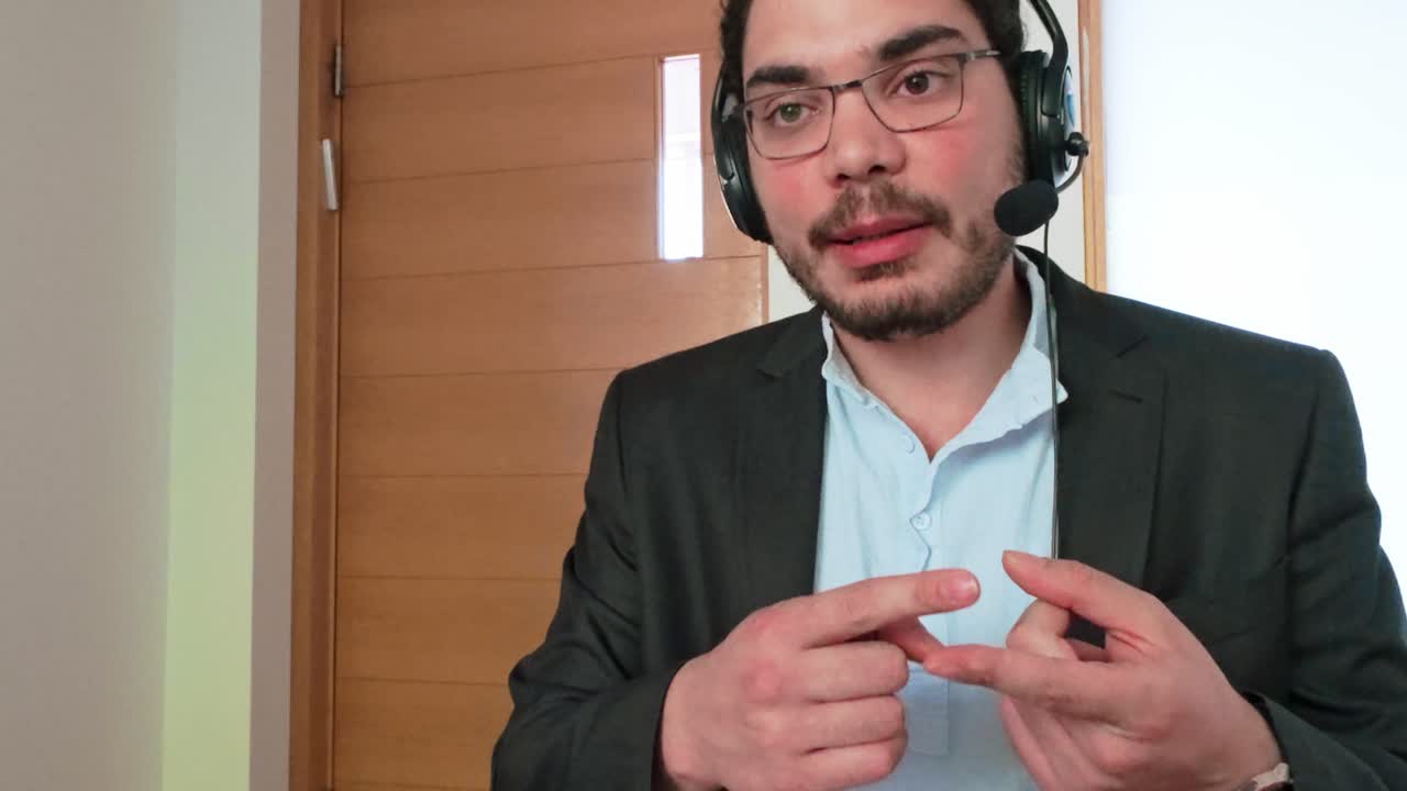 hombre haciendo una presentación en video