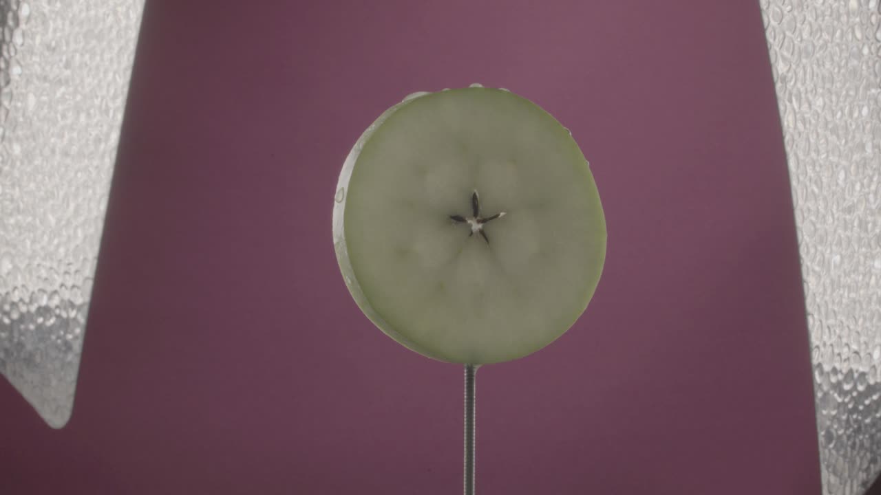 яблоко вращается с петлей на экране фуксии для хроматического ключа