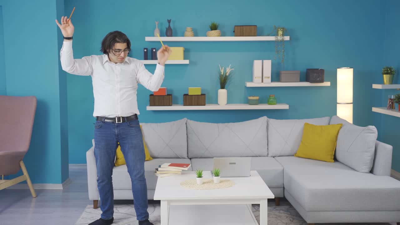 el hombre gracioso está dirigiendo la música en casa.