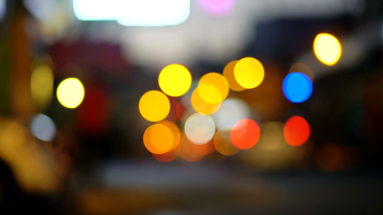 coloridos semáforos bokeh círculos en la calle de la ciudad de la noche. fondo abstracto