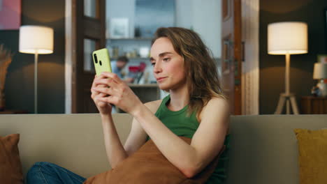 Chica-Molesta-Terminando-Una-Llamada-Telefónica-En-Casa-Zoom.-Mujer-Triste-Infeliz-Diciendo-Adiós