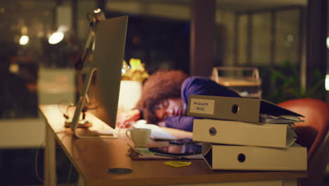 mujer sobrecargada de trabajo durmiendo en el escritorio