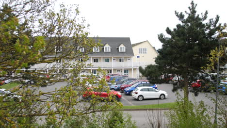 Holiday-chalets-and-vacation-apartments-with-a-car-park-at-a-motel-in-Butlins