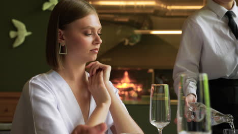 Mujer-Con-Compañía-En-El-Restaurante