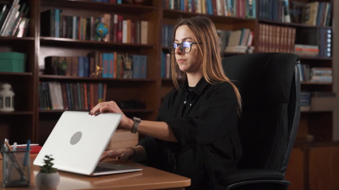 la chica está sentada en una silla en una mesa