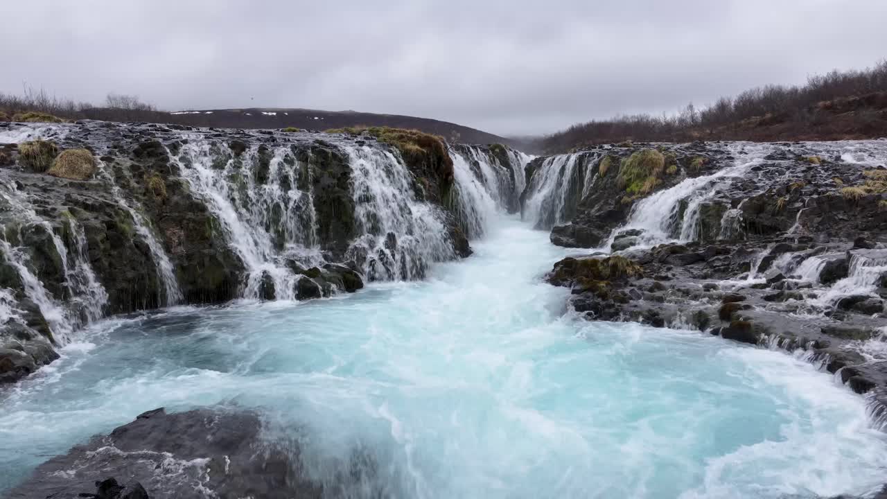 en la cascada bruararfoss, la sutil belleza del agua en cascada se encuentra con el ritmo sereno de las rocas del río, creando un refugio de tranquilidad.