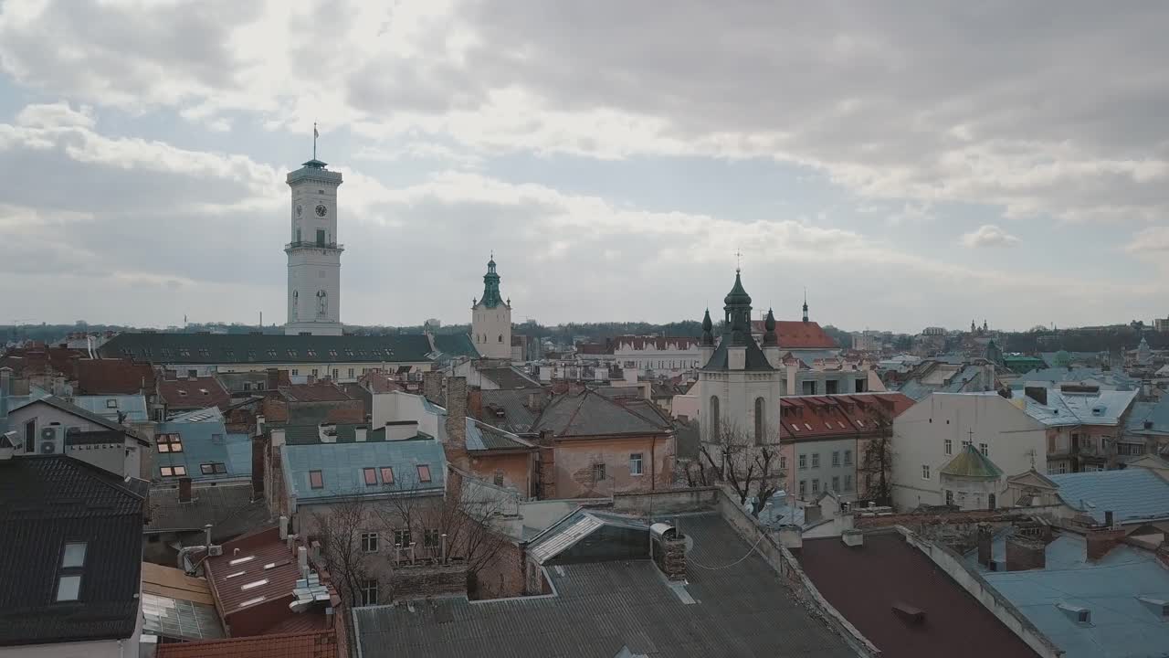 Lwów, Ukraina z lotu ptaka. Europejskie miasto. Popularne obszary miasta. Dachy.