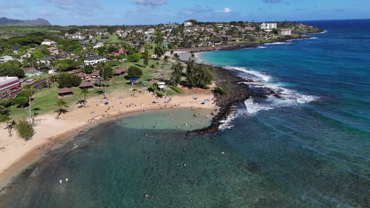 Vista aerea da drone di Kauai, Hawaii, costa tropicale, spiaggia isolata e isola paradisiaca con paesaggi vivaci e bellezza naturale
