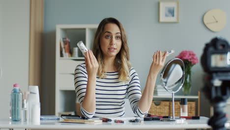 Hermosa-Bloguera-De-Belleza-Grabando-Un-Video-Tutorial-De-Maquillaje-Y-Hablando-Sobre-La-Mejor-Base