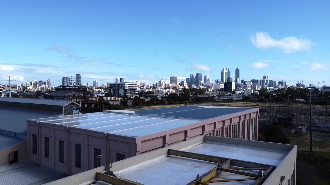 스카이 라인에서 지붕과 건물 모이로 내려가는 버려진, 사용되지 않는, 버려진 아트 데코 전력소 창고 공장의 모습