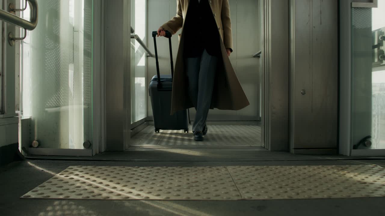 женщина, путешествующая с багажем в аэропорту/лифте