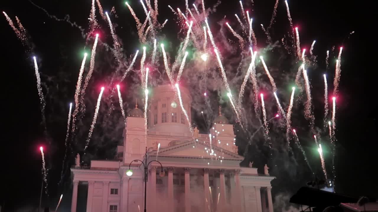 fuegos artificiales de nochevieja en helsinki frente a la catedral.