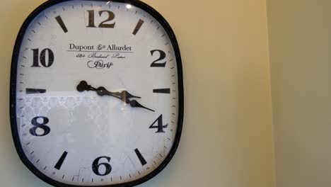 primer plano del reloj en la pared