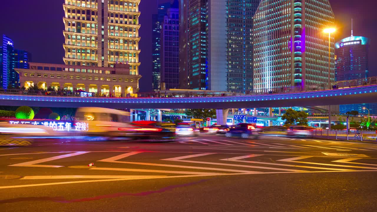 밤에 조명된 상하이의 유명한 진주 오리엔탈 타워 트래픽 서클 파노라마 4k 타임 스 중국