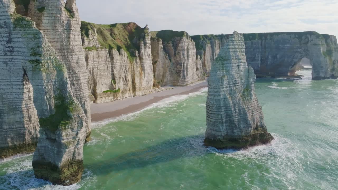 volando lejos de la aguja en los acantilados de etretat