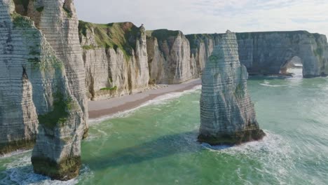 volando lejos de la aguja en los acantilados de etretat