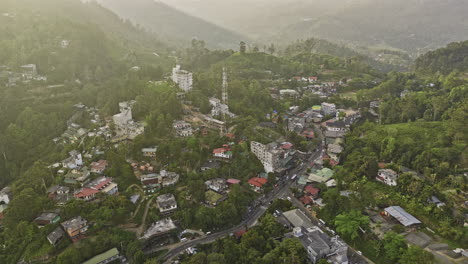 Ella-Sri-Lanka-Antena-V12-Establecimiento-De-Una-Toma-A-Vista-De-Pájaro-Sobrevuelo-Del-Centro-De-La-Ciudad-Alrededor-De-Hoteles-Turísticos-En-La-Ladera-Y-áreas-Residenciales-Al-Atardecer-Horas-Doradas---Filmado-Con-Cine-Mavic-3---Abril-De-2023