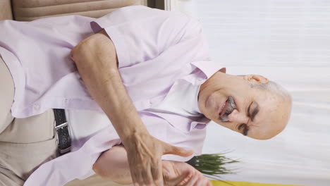 Vertical-video-of-The-old-man-is-suffering-from-joint-pain.