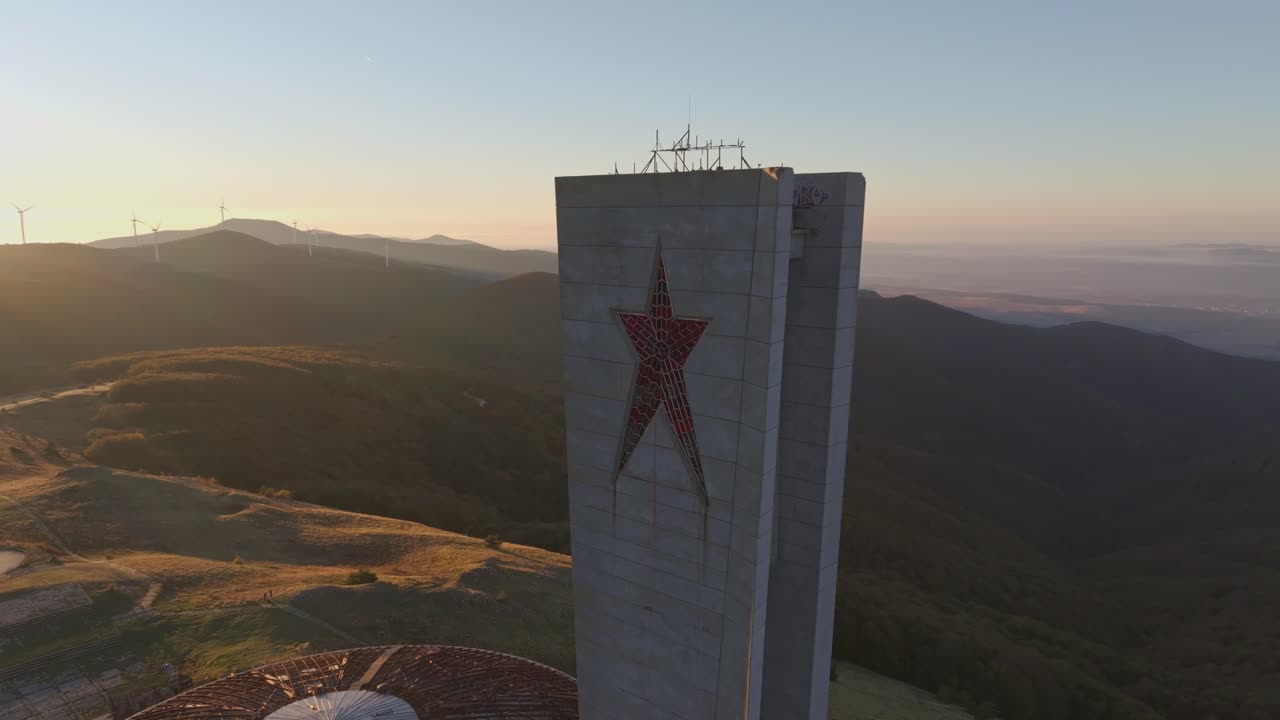 Nebbia mattutina avvolge la vetta del monte Buzludzha, Bulgaria