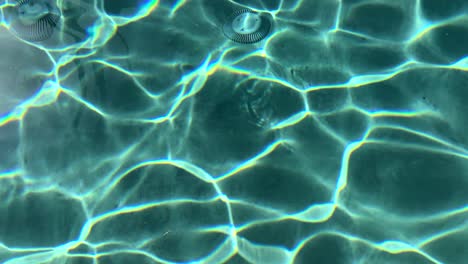 hipnotizantes olas turquesas ondulan la superficie de la piscina refrescante