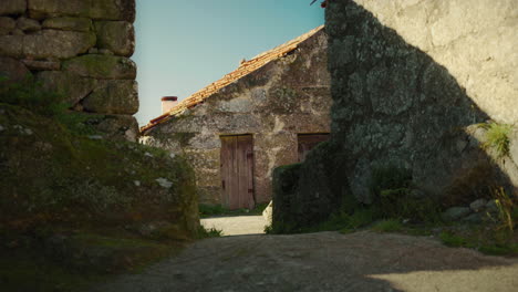 Casa-De-Piedra-Tradicional-En-Un-Pueblo-Rural-Portugués