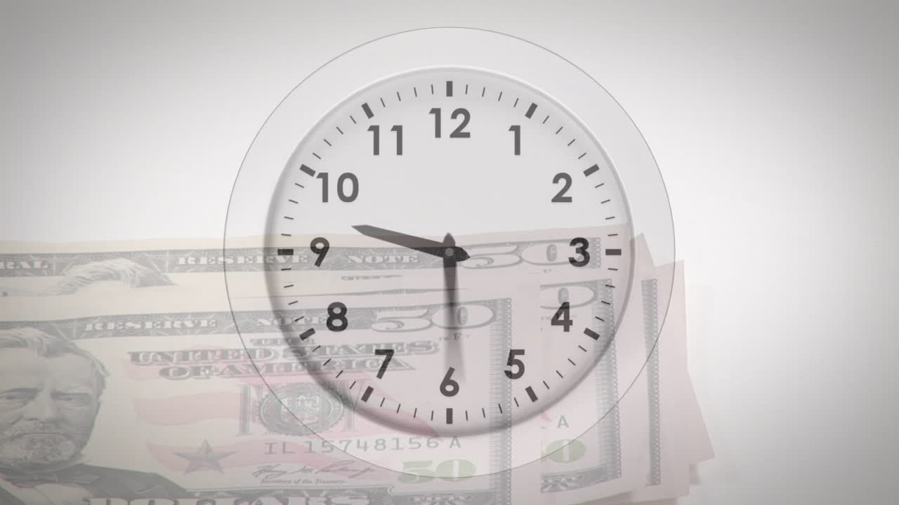 Animación de reloj que avanza sobre billetes de dólar americano