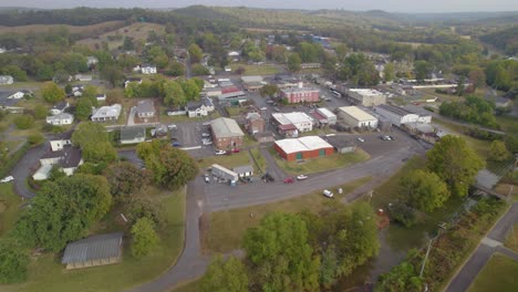 órbita aérea sobre una pequeña ciudad estadounidense lynchburg, tennessee