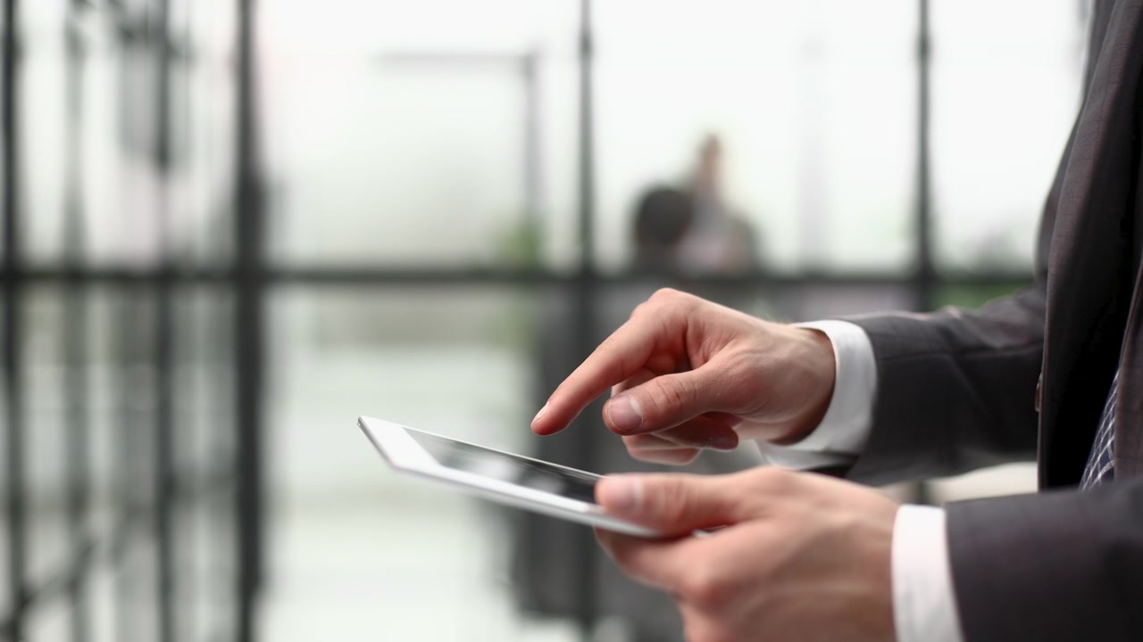 Uomo d'affari che utilizza un tablet digitale in un ufficio moderno
