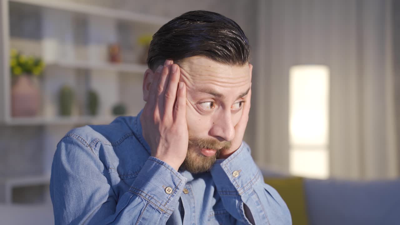 el hombre deprimido tiene miedo y está preocupado.