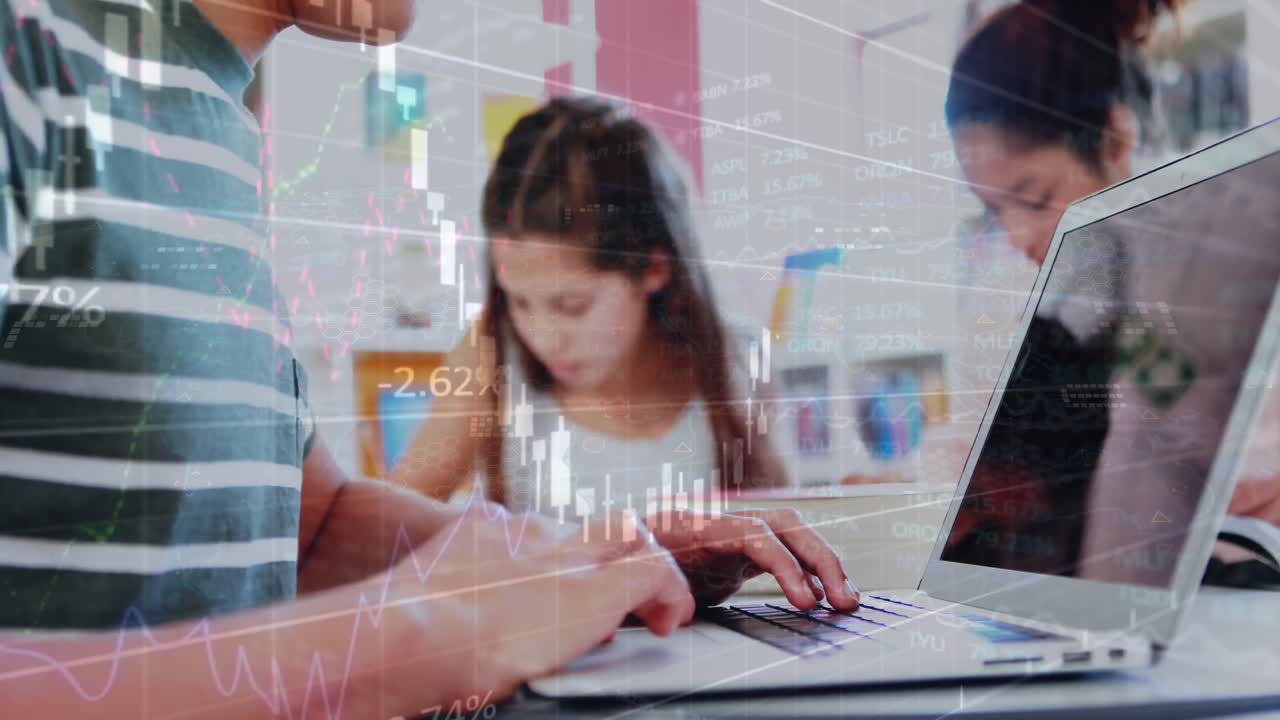 animación del procesamiento de datos financieros sobre el hombre utilizando una tableta