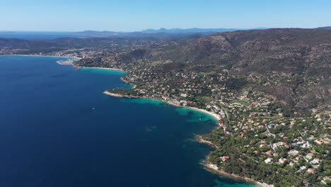 Südfrankreich,-Le-Lavandou,-Luftaufnahme-Der-Küstenlinie,-Sonniger-Tag,-Französische-Riviera,-Var